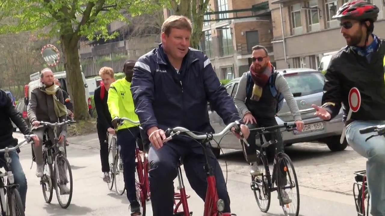 Fietstrip door Gent met spelers en staf