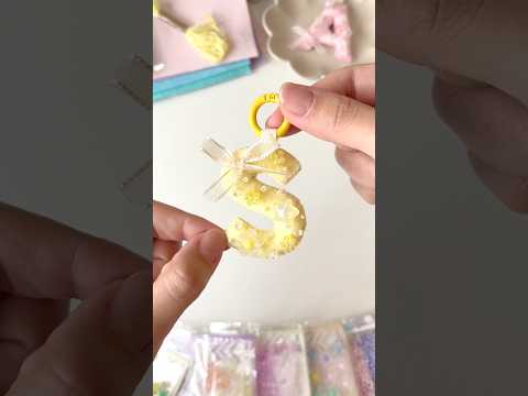 100均の材料でイニシャルキーホルダー作ったよ🎀 #100均diy