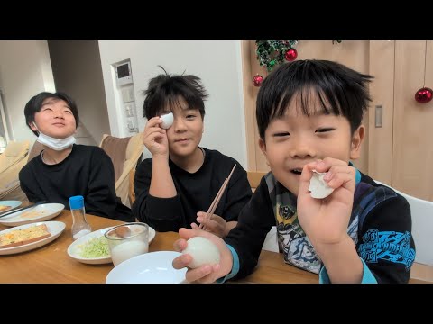 ゆで卵を割りたいおいちゃんとどんちゃん  先生に言うからひなごん  椅子をかじるブーちゃん 　日曜日の朝ごはん　#2206