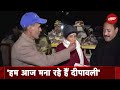 Uttarkashi Tunnel Rescue: उत्तरकाशी की सुरंग से मजदूरों के बाहर आने पर लोगों ने बांटी मिठाई