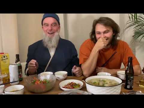 德国小叔子脚摔断了，回家给整了个蹄子大宴滋补下，啃到满手流油，春光满面！谁说外国人不吃动物爪子？沉浸式啃爪了解一下哈哈！#德国生活 #老外吃中餐 #老妈蹄花 #鸡爪