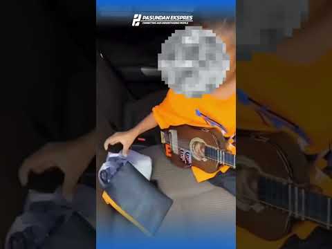 Sebuah video yang memperlihatkan seorang bocah diduga mencuri uang dari dalam mobil #viral