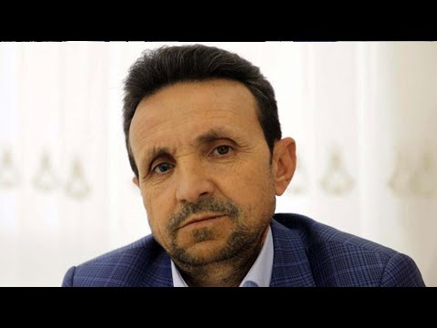 Muhtar, biri mavi, diğeri kahverengi gözleriyle dikkat çekiyor