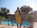 Shaq salta sobre una piscina