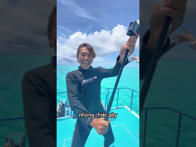 Anh chàng hi sinh camera chỉ vì 1 cú shot cho khách? 🤔