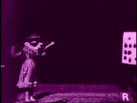Film ist a Girl & a Gun'