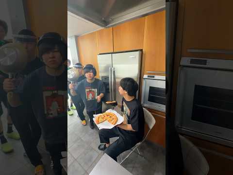 バレずにピザを盗む方法🍕How to steal pizza