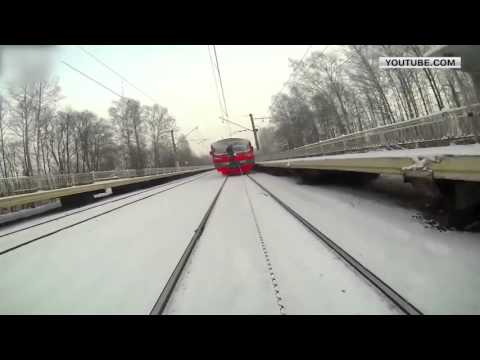 Руски лудак скија по шините врзан за воз! Што може да тргне наопаку?!
