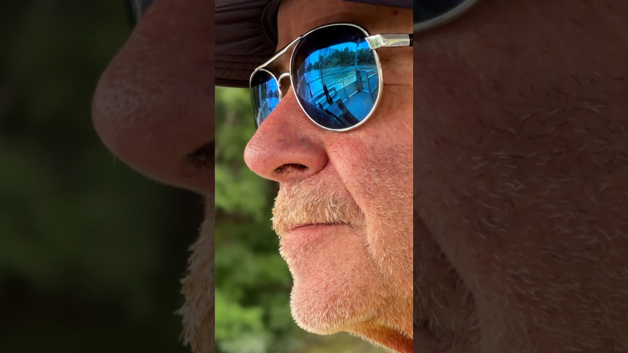 Capitaine Gary Laroche nous emmène en bateau.