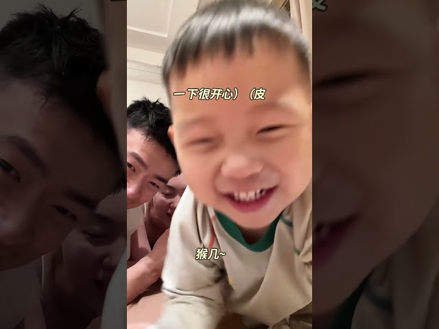 当#郑思维 和#艾登 争宠！#嘟嘟 会选择谁呢？ #aiden  #爸爸当家慢享季 #daddyathomeslowliving #chinesebaby