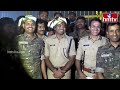 చిలుకలగుట్ట దిగిన సమ్మక్క.. గన్ ఫైరింగ్ | SP Shabarish Fired Gun To Welcome Goddess Samakka | hmtv  - 07:11 min - News - Video