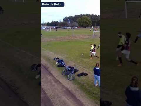 Carrinho parando a jogada #futebol #viral #humor #zoeira #ecosdaarquibancada #shorts #varzea