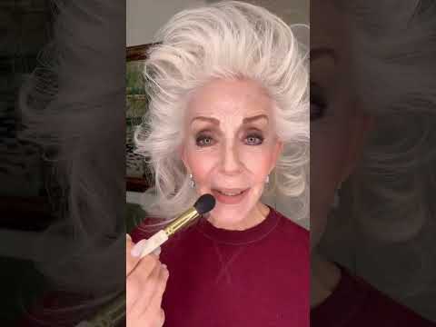 ست أجنبية بتعلمك سر تثبيت الروج 💋Foreign lady shows the secret to long-lasting lipstick 💄