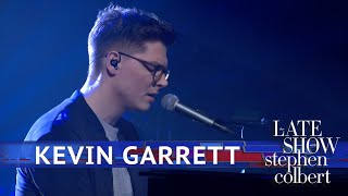 Kevin Garrett Performs &#39;It Don&#39;t Bother Me At All&#39;