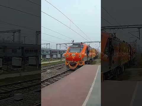 #train #indianrailways🚂वंदे भारत🇮🇳ट्रेन की कितनी तेज रफ़्तार से चलती है! #railway #knowledge