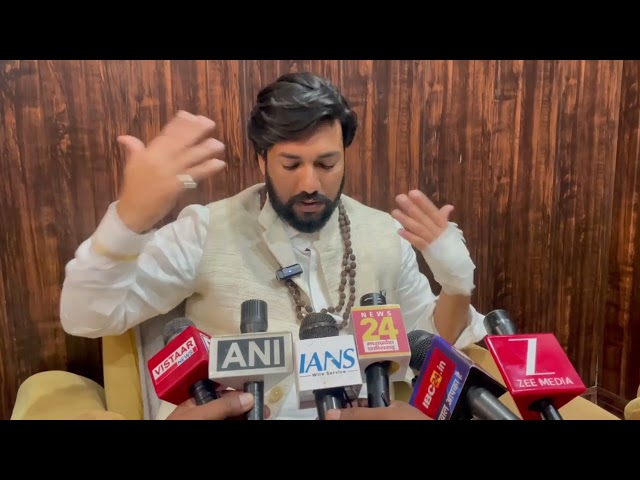 #news #bemetara #arang #chhattisgarh #politics #politicalnews #crime 



स्थान बेमेतरा 


एंकर :- आज बेमेतरा जिले के नवागढ़ क्षेत्र में उस वक्त सनसनी फैल गई, जब आरंग विधायक एवं अनुसूचित जाति विकास प्राधिकरण के उपाध्यक्ष गुरु खुशवंत साहेब जी की गाड़ी पर अज्ञात असामाजिक तत्वों ने जानलेवा हमला कर दिया। यह घटना चारभांठा ढोलिया और भोईनाभांठा के बीच स्थित बायपास रोड की है, जहाँ अचानक हुए इस हमले से विधायक की गाड़ी के शीशे टूट भी टूट गए l गनीमत रही कि उस समय गाड़ी की गति कम थी, जिससे कोई बड़ी अनहोनी टल गई।

प्राप्त जानकारी के अनुसार, विधायक खुशवंत साहेब नवागढ़ में सतनामी समाज के एक सामाजिक कार्यक्रम में भाग लेने के बाद रायपुर स्थित अपने निवास लौट रहे थे। लौटते समय अचानक उनकी गाड़ी पर जबरदस्त पत्थरबाज़ी की गई। हमले में पत्थर इतनी तेज़ी से फेंका गया कि आगे की विंडस्क्रीन पर सीधी चोट लगने से कांच टूटकर बारीक टुकड़ों में शरीर पर जा लगे। इस घटना में उन्हें हाथ में मामूली चोट भी आई है।

घटना के बाद मीडिया से बात करते हुए विधायक गुरु खुशवंत साहेब ने बताया मैं सतनाम सेवा संगठन के विस्तार हेतु एक सामाजिक बैठक में शामिल होने नवागढ़ गया था। कार्यक्रम समापन के बाद कुछ देर रेस्ट हाउस में रुकने के पश्चात रायपुर लौट रहा था। नवागढ़ क्रॉस करते ही चारभांठा और भोईना भांठा के बीच अचानक गाड़ी के सामने किसी तेज़ चीज़ मेरे गाड़ी पड़ आती है जिससे कांच टूटकर मेरे शरीर में चुभ गया। हाथ में हल्की चोटें आई हैं और खून भी निकला। यह पत्थर था या कोई और वस्तु, यह जांच का विषय है।” उन्होंने यह भी कहा अगर गाड़ी की स्पीड अधिक होती, तो वह वस्तु सीधे अंदर आकर लग सकती थी और जान का गंभीर खतरा बन सकता था। गनीमत रही कि वाहन धीमी गति में था।”

घटना की सूचना मिलते ही पुलिस मौके पर पहुंची और जांच शुरू कर दी गई है। विधायक के अनुसार, उन्होंने हमले की गंभीरता को देखते हुए विस्तृत जांच की मांग की है ताकि दोषियों की पहचान कर सख्त कार्रवाई की जा सके।

यह घटना जनप्रतिनिधियों की सुरक्षा व्यवस्था पर भी गंभीर सवाल खड़े करती है।

बाईट :- गुरु खुशवंत साहेब विधायक आरंग 

बाईट :- रामकृष्ण साहू एसपी बेमेतरा