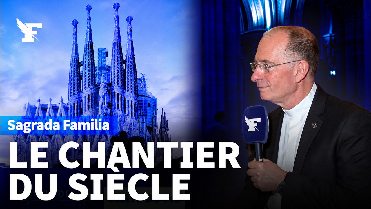 Dans la Sagrada Familia avec son recteur avant la visite de Léon XIV