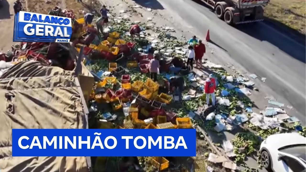 Caminhão carregado de bananas tomba após acidente