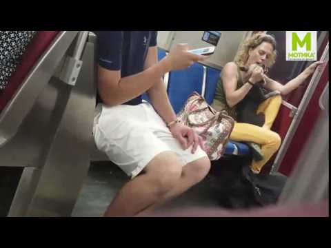 Наркоманка во метрото во Торонто се изживува врз своето куче, а никој не презема ништо