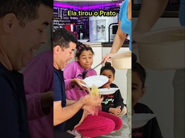 Ela tirou o Prato