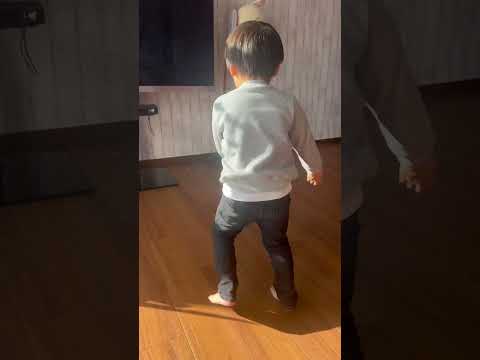 ダンスを踊り出す3歳児