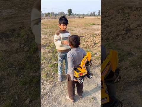 बच्चों की दोस्ती 😁😍 ट्रैक्टर और JCB साझा करना