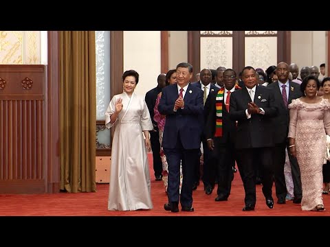 Xi Jinping and Peng Liyuan walk into banquet hall with FOCAC guests