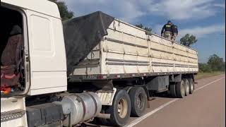 PRF apreende carreta com carga milionária de contrabando na BR-290, em Eldorado do Sul
