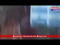 కృష్ణ జిల్లా: మద్యం మత్తులో పోలీస్ స్టేషన్ ముందు సైకో వీరంగం | BT  - 00:36 min - News - Video