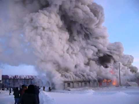 В Вынгапуровском сгорело общежитие