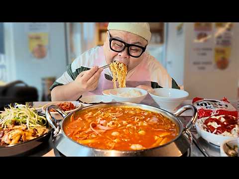 50대 고독한 <strong>아재의</strong> 동성로 햄폭탄 부대찌개와 연탄불고기! 맛집이네! │Sausage Stew Mukbang Eatingshow