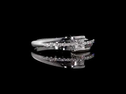 Золотое кольцо с одним квадратным бриллиантом и 14-ю маленьких К-29