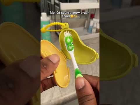 😌 she keeps her teeth clean now with this🪥🍌 #banana #toothbrush #children #toothpaste