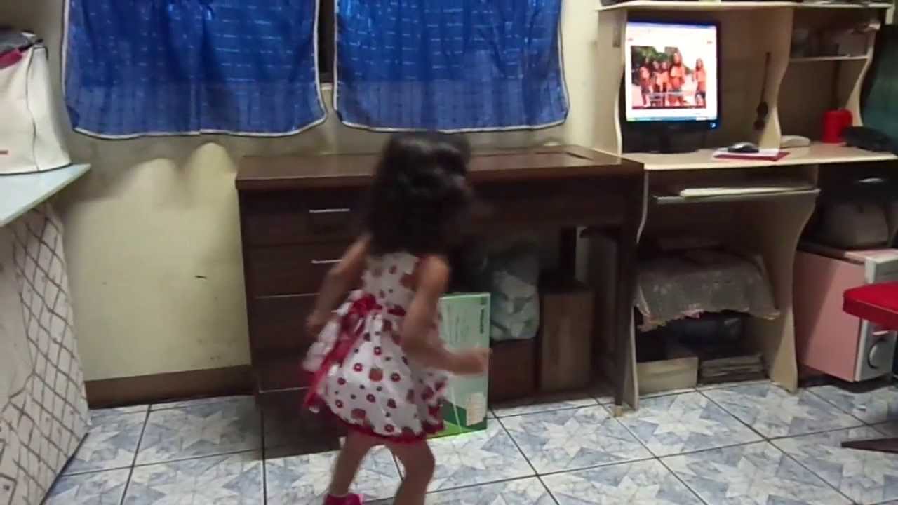 Menina De Dois Anos Dançando Quadradinho De 8 Youtube