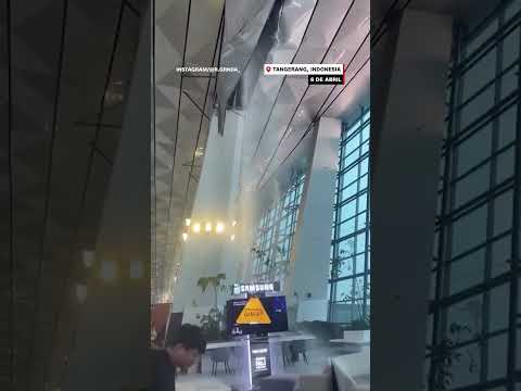Así colapsó el techo de un aeropuerto en Indonesia por las lluvias