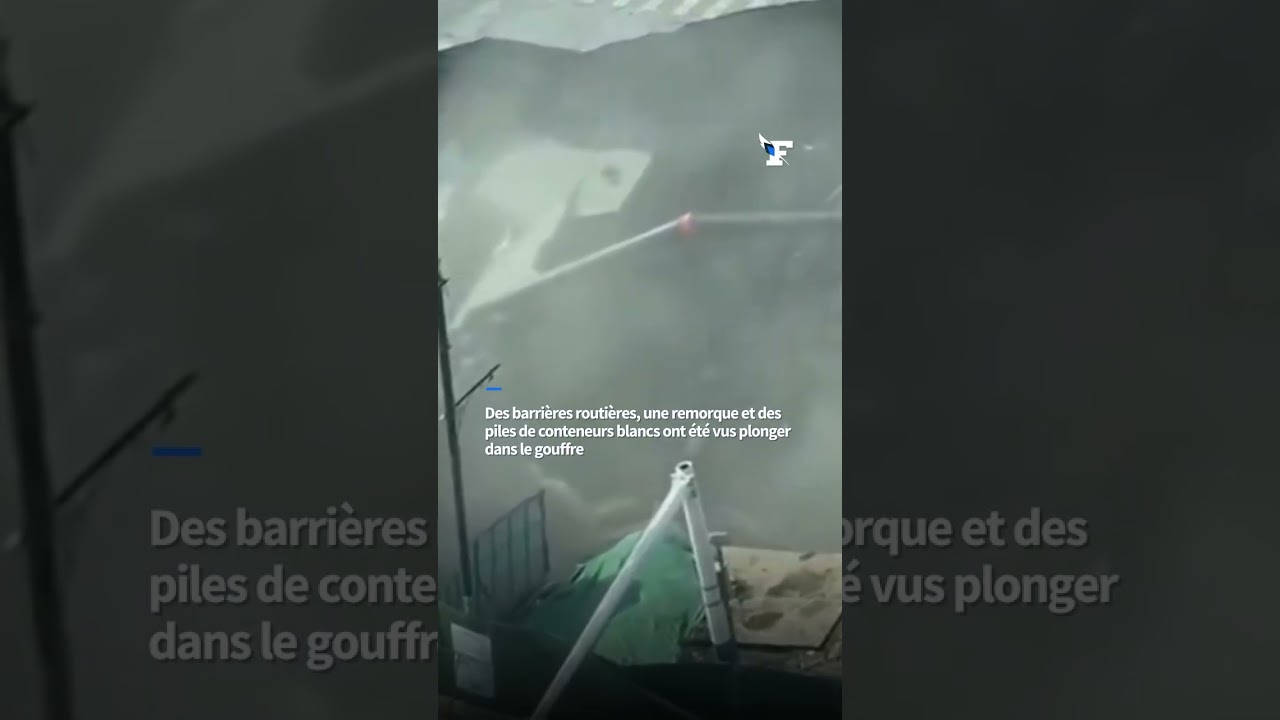La surface d'une route dans un carrefour en Chine, au sein d'une artère très fréquentée de Shanghai,