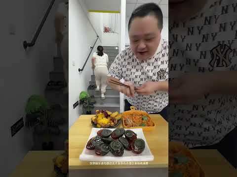 搞笑夫妻倆石頭剪刀布，誰贏誰吃，輸的爬樓梯