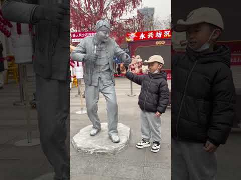 The little boy gave the snacks to the street performer #funny #statue  #cute #love #fun