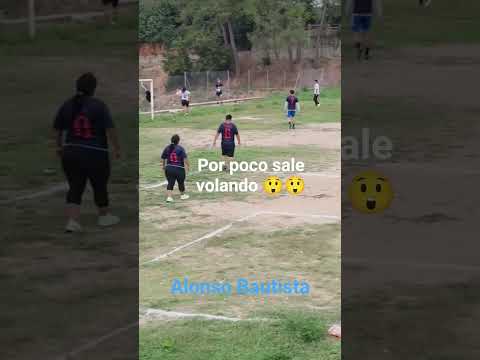 por poco sale volando de la cancha #futbol