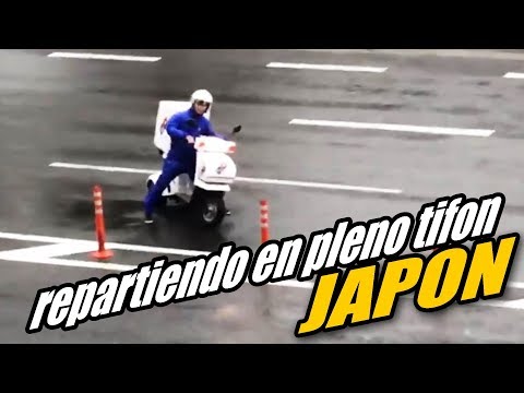 REPARTIDOR de PIZZAS contra el TiFON JEBi | Que PASA JAPON"