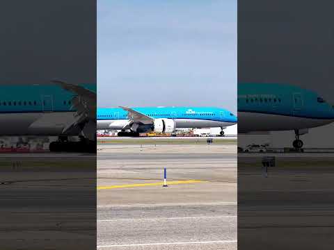 Our Boeing 787-10 just made landing at JFK look like the easiest thing ever! 🛬