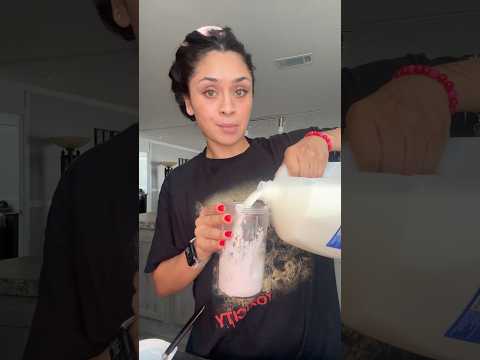 Make a smoothie with me 😋🤤 #smoothie #makeasnackwithme #snacktime #protiensmoothie #fyp