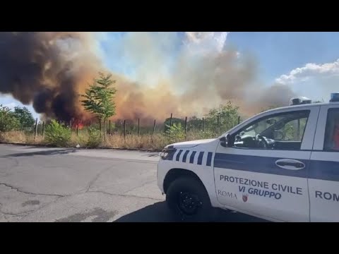 Vasto incendio a Cinecittà Est, a Roma. Quattro operatori ustionati