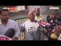 Bihar Politics : यात्रा से पहले Tejashwi Yadav ने छुए पैर तो हाथ उठाकर क्या बोले Lalu Yadav ?  - 01:02 min - News - Video