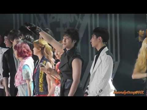 120623 - Music Bank in HK - Ending (主東方神起)