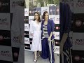 Kareena Kapoor और Neha Dhupia ने Paps के लिए स्टाइल में दिए पोज