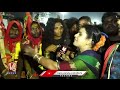 Teenmaar Chandravva With Koya Tribes At Medaram | Sammakka Sarakka Jatara 2024 | V6 News  - 03:41 min - News - Video