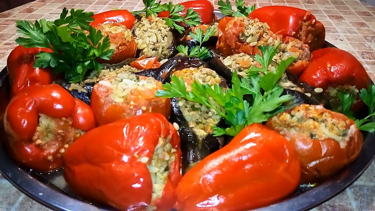 Блюда из фаршированных овощей. Долма баклажан помидор перец. Долма три сестры Азербайджанская. Бадымджан долмасы. Долма три сестры.