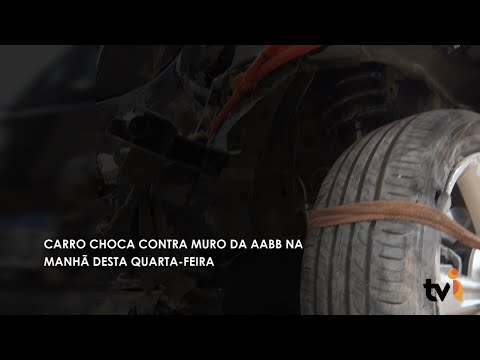 Vídeo: Carro choca contra muro da AABB na manhã desta quarta-feira