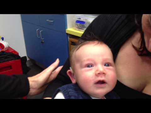 Реакцијата на глувото бебе кога прв пат почна да слуша